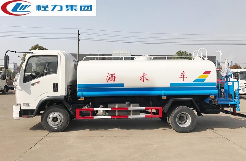 东风D912新款8-12方洒水车