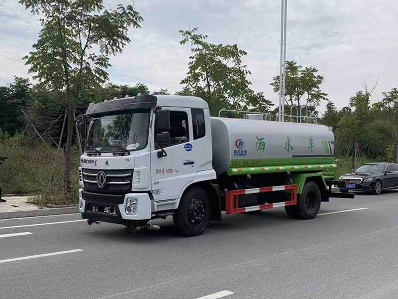 东风D17洒水车（12吨）