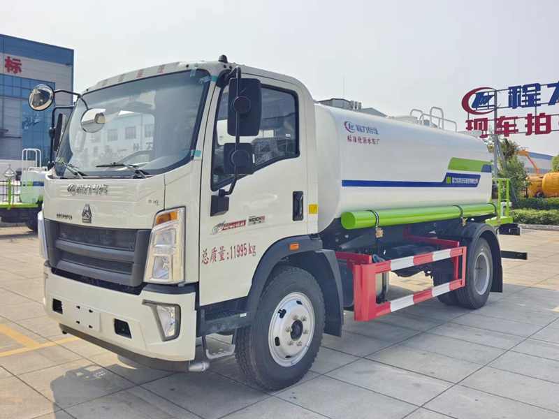 重汽豪沃洒水车（10方）